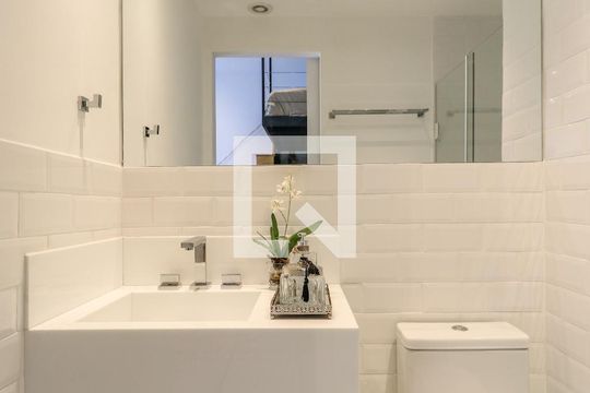 Banheiro de kitnet/studio para alugar com 1 quarto, 40m² em Itaim Bibi, São Paulo