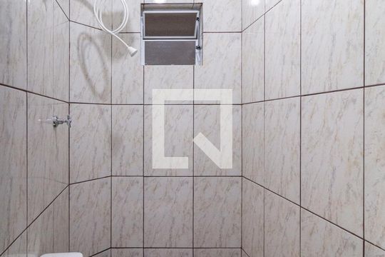 Banheiro de kitnet/studio para alugar com 1 quarto, 17m² em Vila Caldas, Carapicuíba