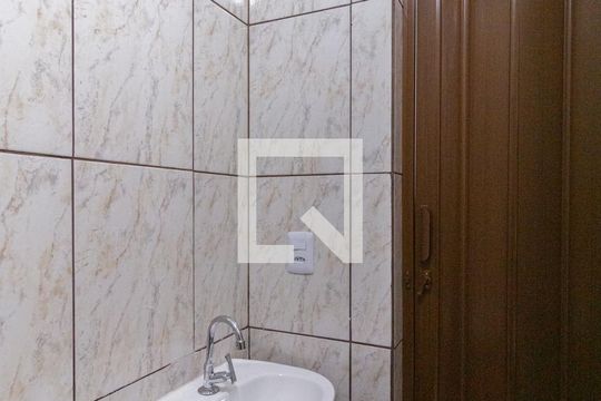 Banheiro de kitnet/studio para alugar com 1 quarto, 17m² em Vila Caldas, Carapicuíba