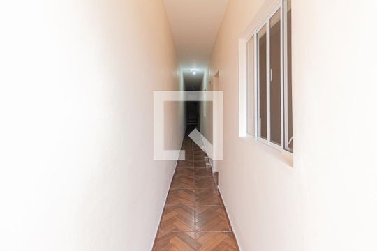 Corredor de kitnet/studio para alugar com 1 quarto, 17m² em Vila Caldas, Carapicuíba