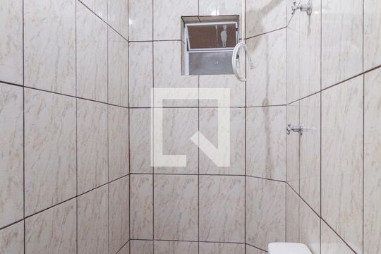 Banheiro de kitnet/studio para alugar com 1 quarto, 17m² em Vila Caldas, Carapicuíba