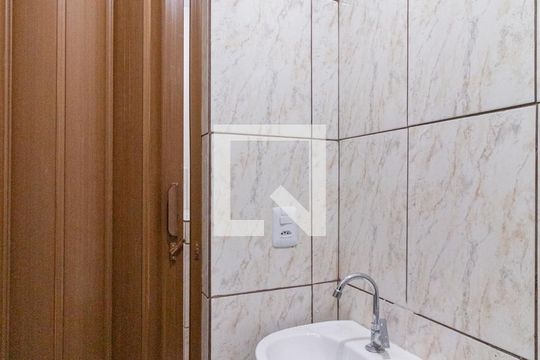 Banheiro de kitnet/studio para alugar com 1 quarto, 17m² em Vila Caldas, Carapicuíba