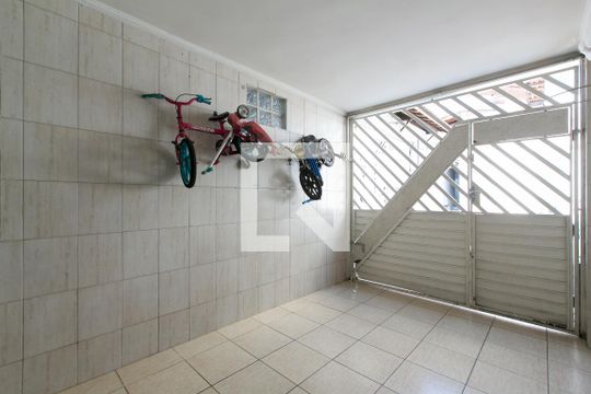 Garagem  de casa de condomínio para alugar com 3 quartos, 109m² em Vila Carmosina, São Paulo
