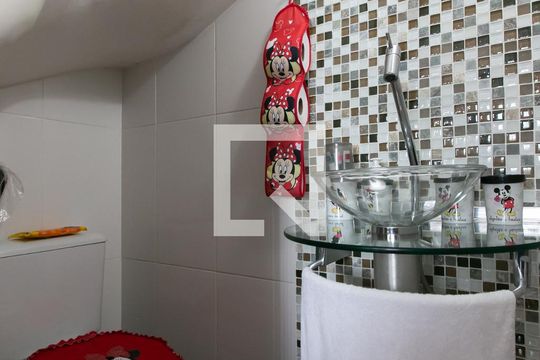 Lavabo  de casa de condomínio para alugar com 3 quartos, 109m² em Vila Carmosina, São Paulo