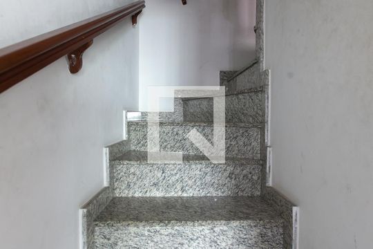 Escada  de casa de condomínio para alugar com 3 quartos, 109m² em Vila Carmosina, São Paulo