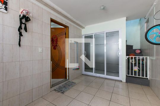 Garagem  de casa de condomínio para alugar com 3 quartos, 109m² em Vila Carmosina, São Paulo