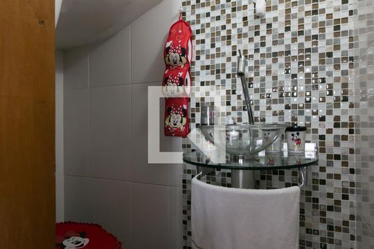 Lavabo  de casa de condomínio para alugar com 3 quartos, 109m² em Vila Carmosina, São Paulo