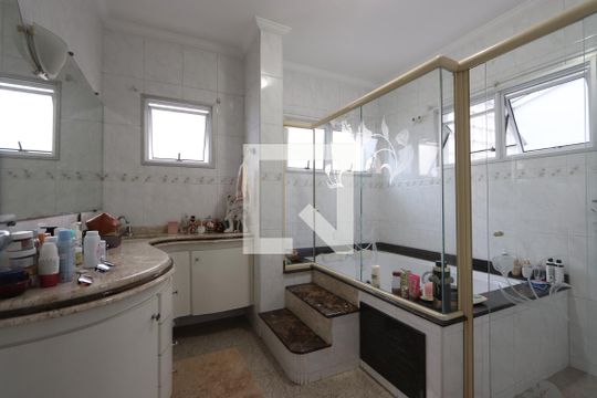 Banheiro da Suíte de casa à venda com 4 quartos, 350m² em Chácara Mafalda, São Paulo