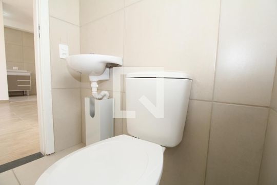 Banheiro  de apartamento para alugar com 2 quartos, 47m² em Jardim Maria Duarte, São Paulo