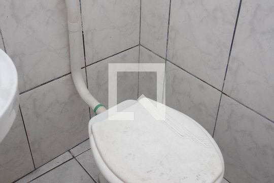 Banheiro de Serviço de casa para alugar com 2 quartos, 90m² em Vila Iório, São Paulo