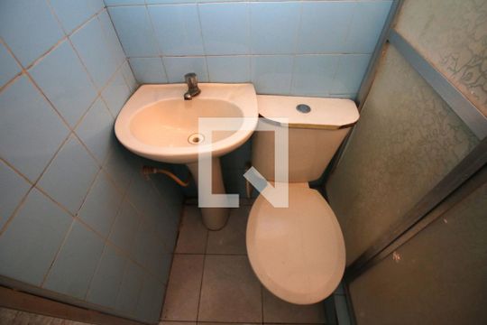 Banheiro de casa para alugar com 1 quarto, 48m² em Brás de Pina, Rio de Janeiro