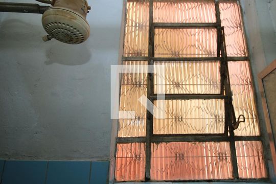 Banheiro de casa para alugar com 1 quarto, 48m² em Brás de Pina, Rio de Janeiro