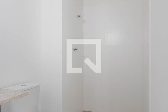 Banheiro de kitnet/studio à venda com 1 quarto, 24m² em Vila Madalena, São Paulo