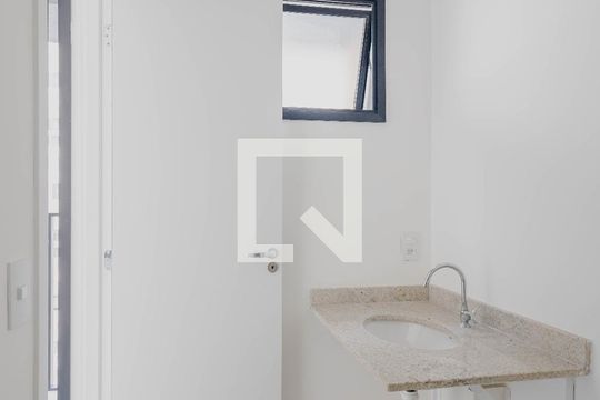 Banheiro de kitnet/studio à venda com 1 quarto, 24m² em Vila Madalena, São Paulo