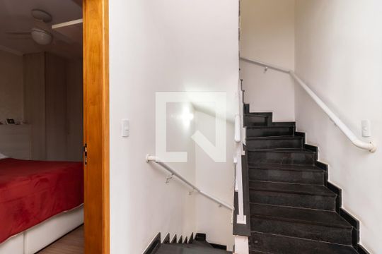 Escada de casa de condomínio à venda com 3 quartos, 127m² em Vila Guaca, São Paulo