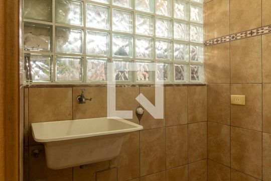 Área de Serviço de casa para alugar com 1 quarto, 70m² em Jardim São Marcos, Embu das Artes