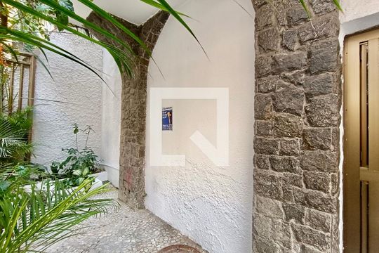 Fachada com cartaz QA de kitnet/studio à venda com 1 quarto, 30m² em Copacabana, Rio de Janeiro