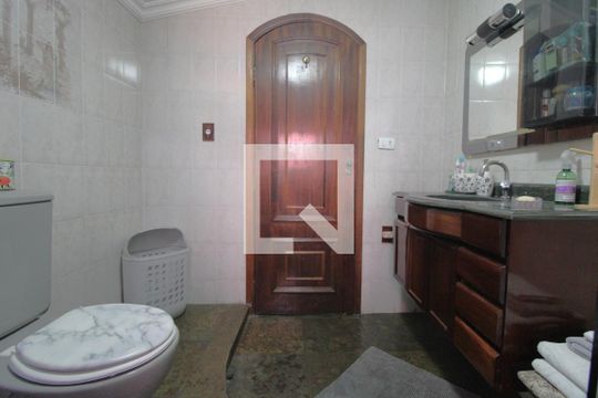Banheiro comum de casa para alugar com 3 quartos, 300m² em Jardim Ipanema (zona Sul), São Paulo