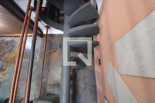 Escada para os quartos de casa para alugar com 3 quartos, 300m² em Jardim Ipanema (zona Sul), São Paulo