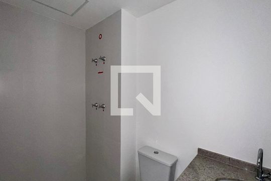 Banheiro de kitnet/studio para alugar com 1 quarto, 25m² em Pinheiros, São Paulo