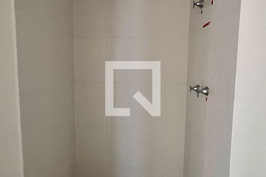 Banheiro de kitnet/studio para alugar com 1 quarto, 25m² em Pinheiros, São Paulo