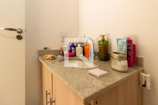 Banheiro de apartamento à venda com 1 quarto, 28m² em Vila Madalena, São Paulo