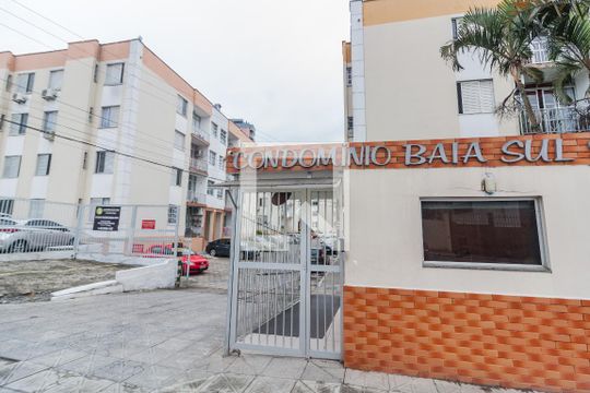Fachada de apartamento para alugar com 2 quartos, 70m² em Abraão, Florianópolis