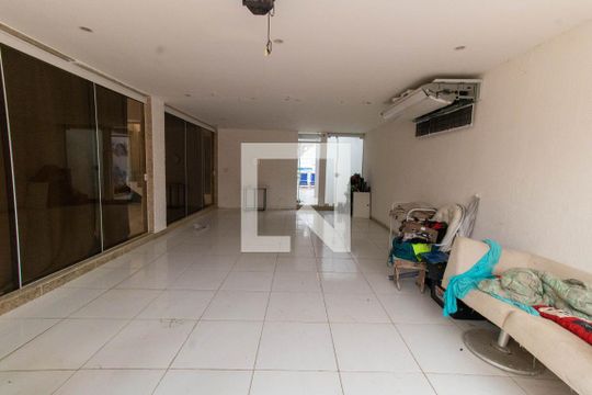 Garagem de casa à venda com 7 quartos, 600m² em Piratininga, Niterói
