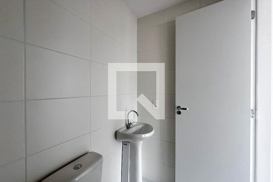 Banheiro de apartamento para alugar com 1 quarto, 28m² em Jardim Caravelas, São Paulo