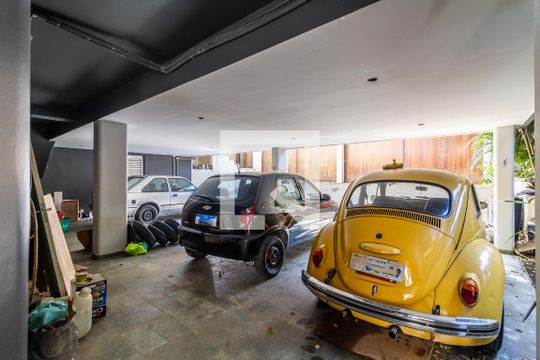 Garagem de casa à venda com 6 quartos, 900m² em Jardim das Bandeiras, São Paulo