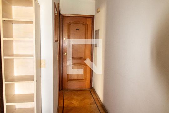 Corredor de apartamento para alugar com 2 quartos, 60m² em Caxingui, São Paulo