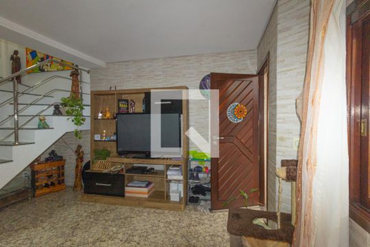Sala de casa de condomínio para alugar com 3 quartos, 105m² em Niterói, Canoas