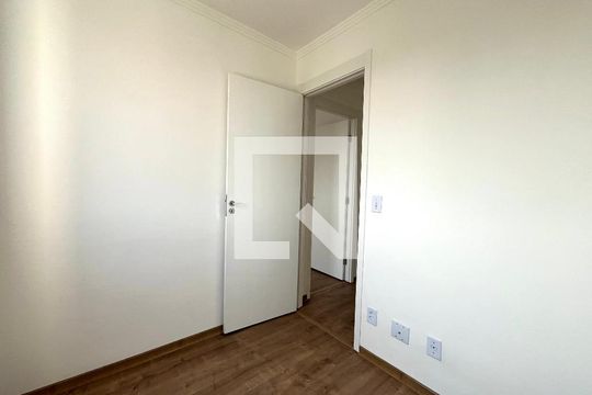 Quarto 2 de apartamento para alugar com 2 quartos, 34m² em Jardim Itacolomi, São Paulo