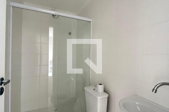 Banheiro de apartamento para alugar com 2 quartos, 34m² em Jardim Itacolomi, São Paulo