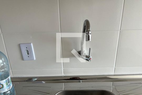 Cozinha de apartamento para alugar com 2 quartos, 34m² em Jardim Itacolomi, São Paulo