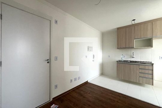 Sala de apartamento para alugar com 2 quartos, 34m² em Jardim Itacolomi, São Paulo