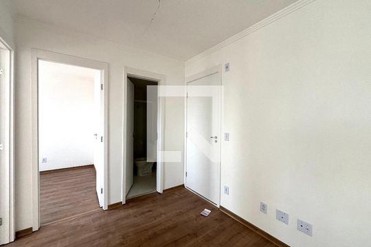 Sala de apartamento para alugar com 2 quartos, 34m² em Jardim Itacolomi, São Paulo