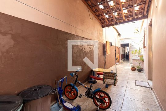 Quintal de casa à venda com 3 quartos, 200m² em Vila Conde do Pinhal, São Paulo