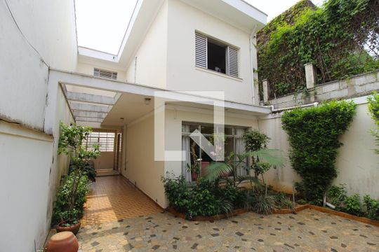 Fachada de casa à venda com 5 quartos, 250m² em Moema, São Paulo