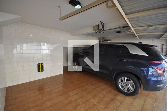 Garagem de casa para alugar com 3 quartos, 280m² em Jardim Neila, São Paulo
