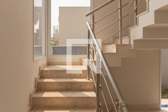 Escada Suítes 2, 3 e 4 de casa de condomínio à venda com 4 quartos, 360m² em Swiss Park, Campinas