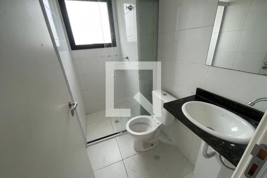 Banheiro de serviço de apartamento para alugar com 3 quartos, 94m² em Jardim Isis, Cotia