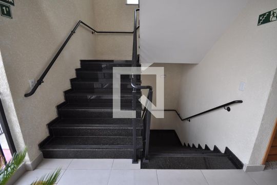 Escada de acesso de apartamento à venda com 2 quartos, 38m² em Vila Mazzei, São Paulo