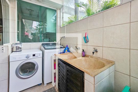 Área de Serviço de casa para alugar com 6 quartos, 360m² em Jardim Virginia, Guarujá