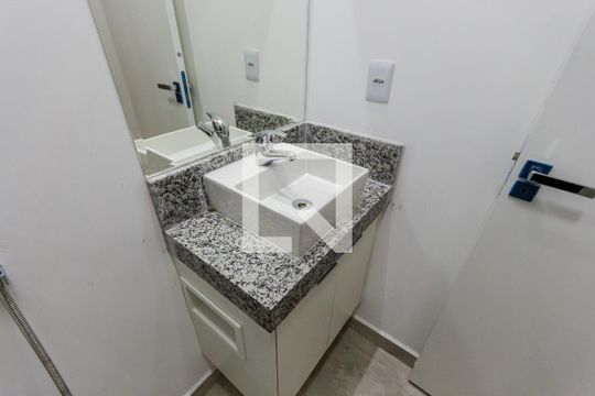 Banheiro de apartamento à venda com 2 quartos, 60m² em Vila Curuçá, Santo André