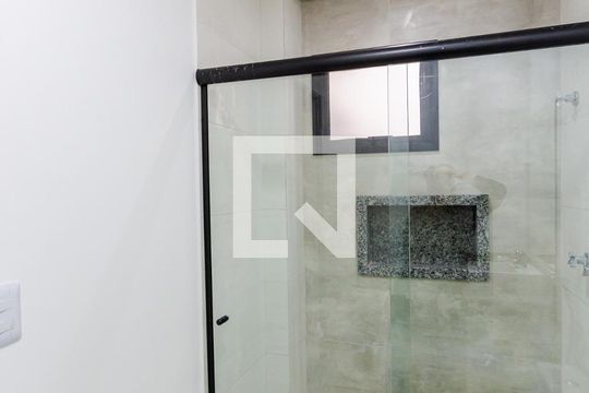 Banheiro de apartamento à venda com 2 quartos, 60m² em Vila Curuçá, Santo André