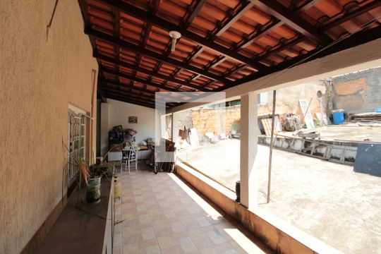 Quintal de casa à venda com 2 quartos, 60m² em São Salvador, Belo Horizonte
