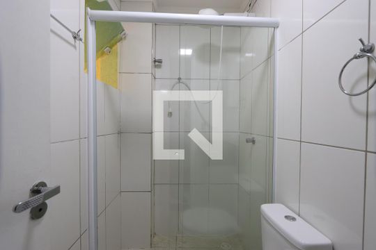 Banheiro de kitnet/studio para alugar com 1 quarto, 28m² em Vila Divina Pastora, São Paulo