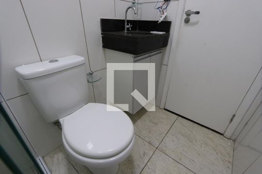 Banheiro de kitnet/studio para alugar com 1 quarto, 28m² em Vila Divina Pastora, São Paulo