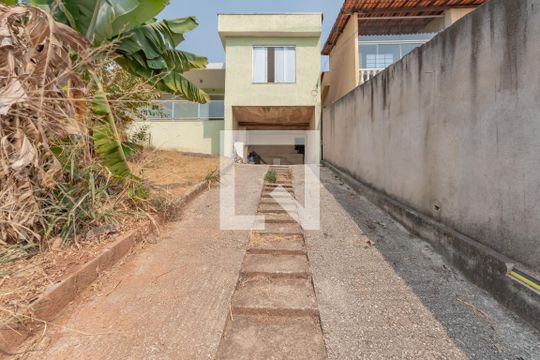 Entrada de casa à venda com 2 quartos, 131m² em Novo Glória, Belo Horizonte